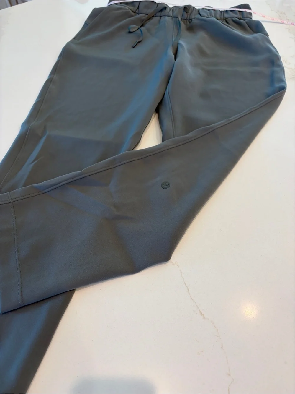 Ladies lululemon athletica Olive greenJogger Pants with elastic waist